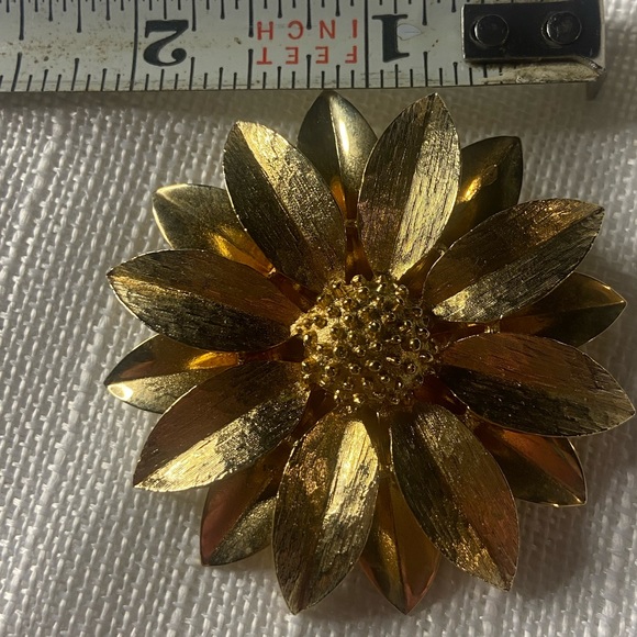 Vintage Sarah Coventry Brushed Gold Tone 3D Flower Daisy Brooch - Picture 2 of 4